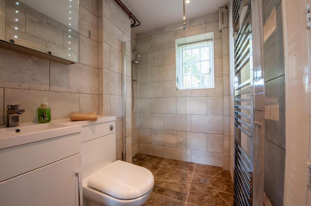 Ground Floor En-suite.jpg