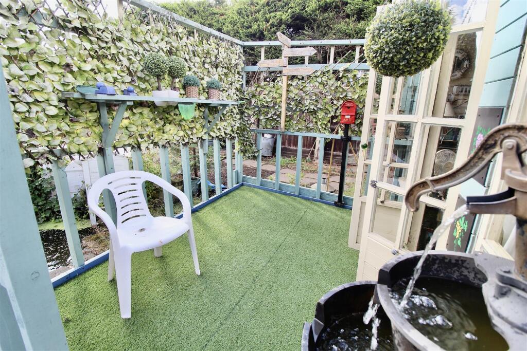 Summer House &amp; Patio Area