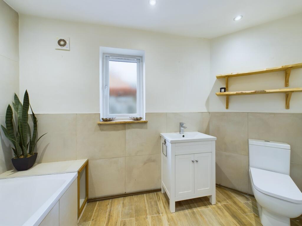 CAM03162G0-PR0183-STILL010