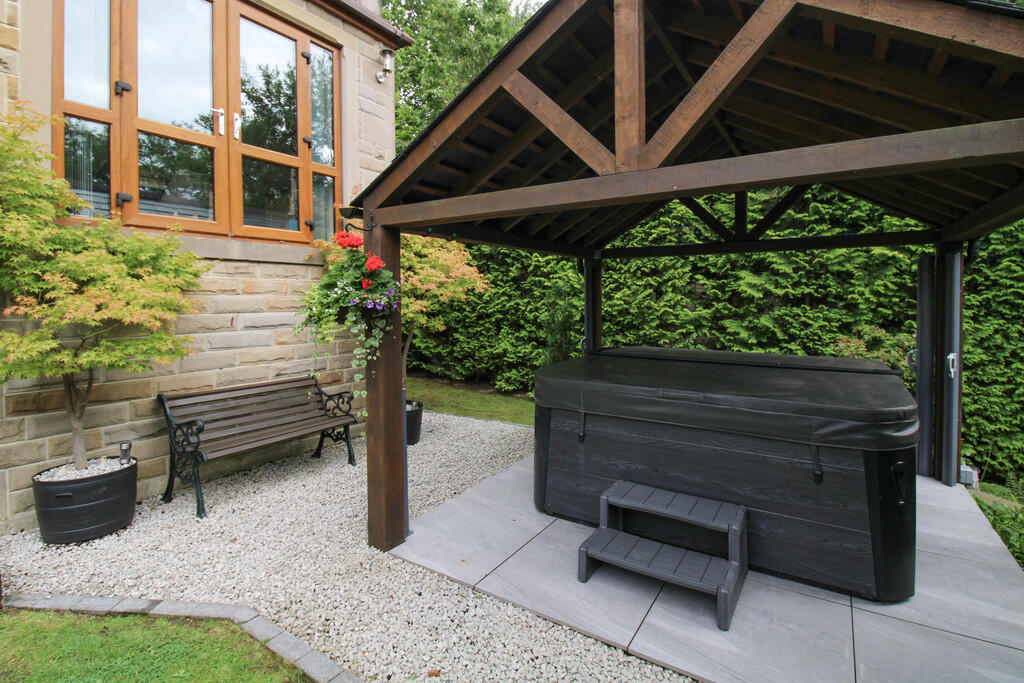 Pergola - Hot Tub