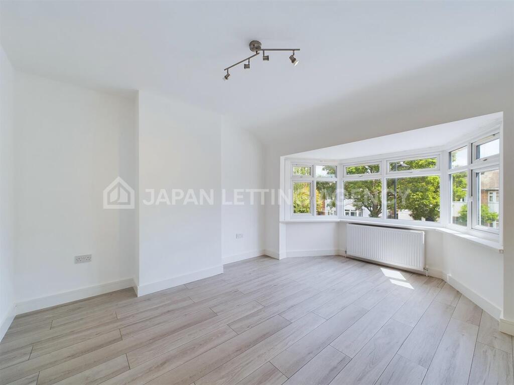 CAM02206G0-PR0080-STILL018.jpg