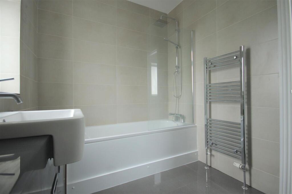 Bathroom 2.jpg
