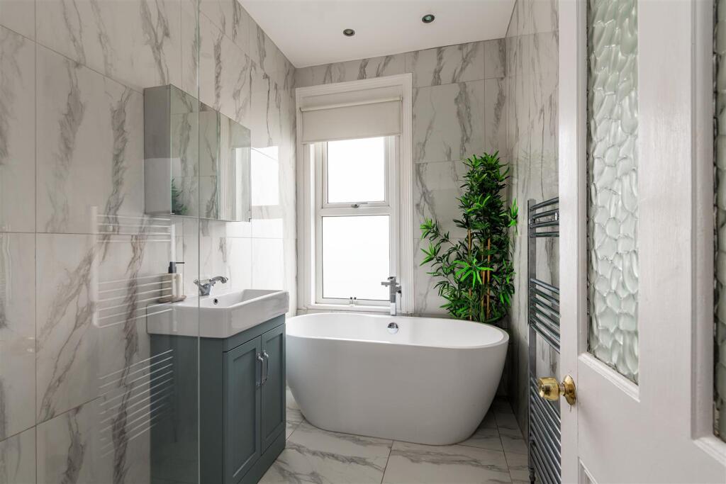 20 Old Road West bathroom.jpg