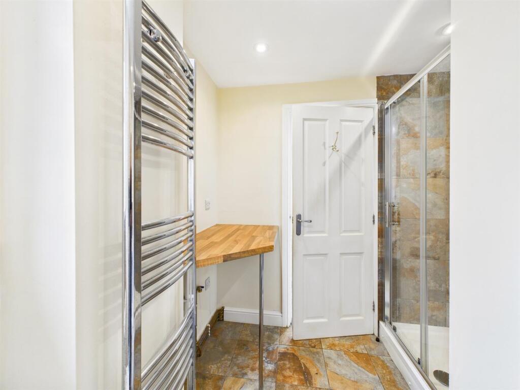 UTILITY ROOM/SHOWER ROOM