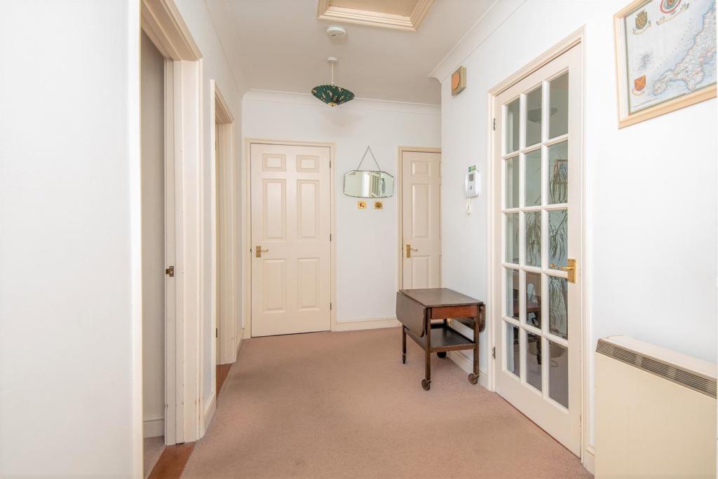 Hallway.jpg