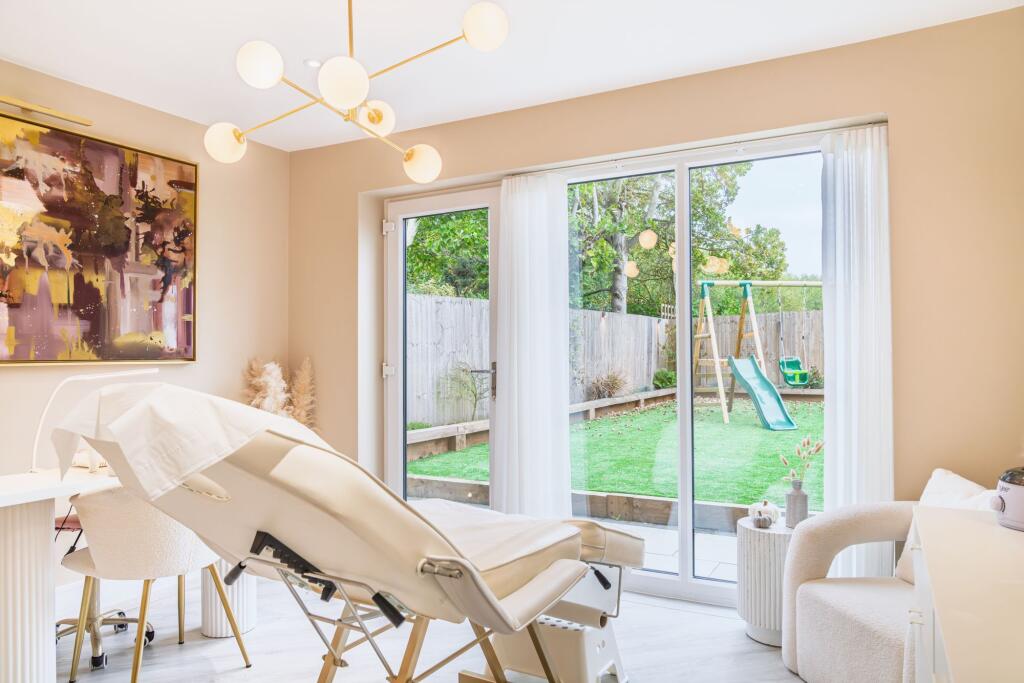 Ground floor bedroom/salon