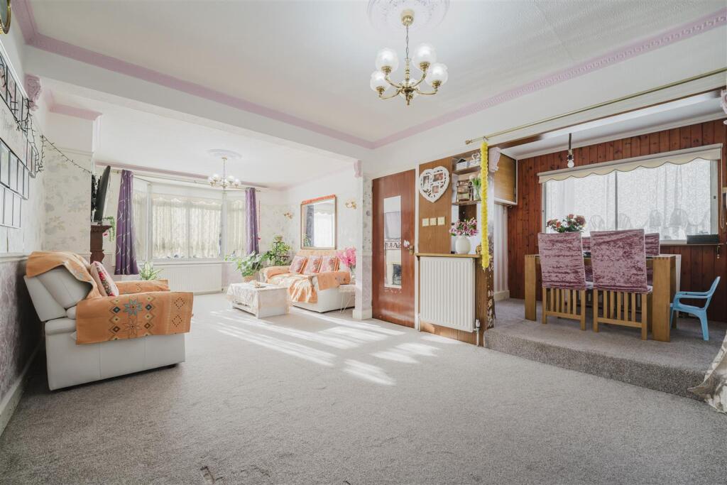 L'Shaped Through Lounge/Diner