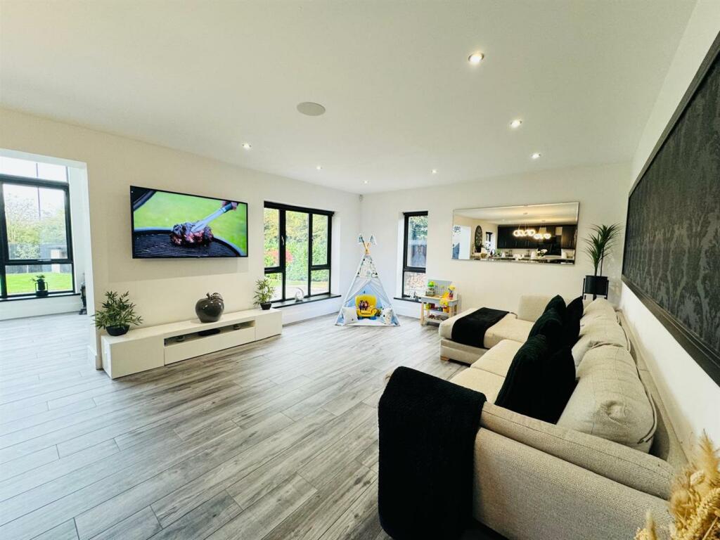 WhatsApp Image 2024-10-22 at 21.12.59 (3).jpeg