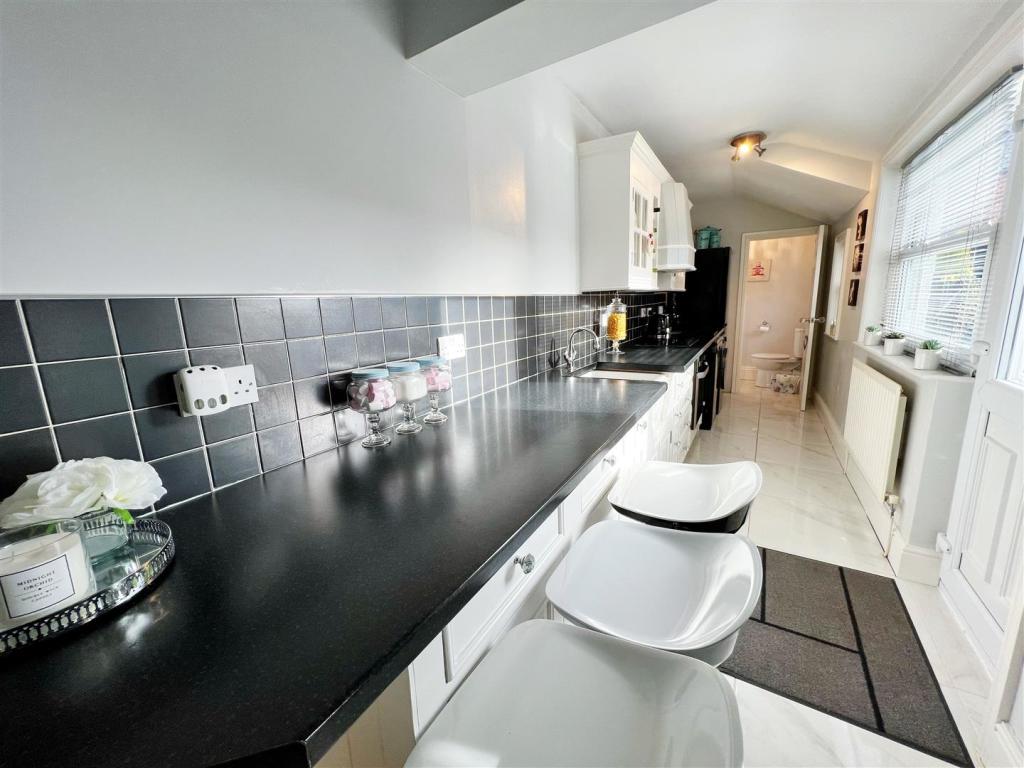 Kitchen pic 1.jpg