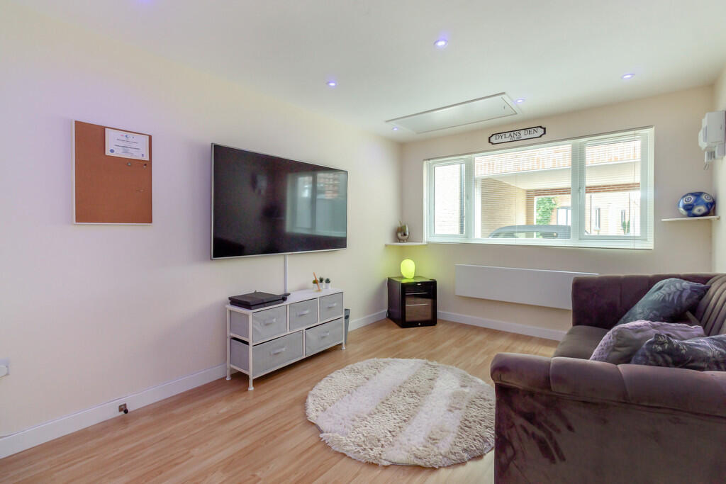 8659646-interior1...