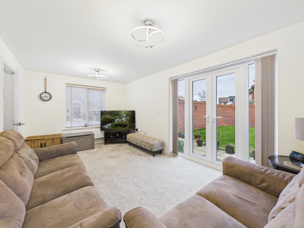 CAM04825G0-PR0221-STILL006