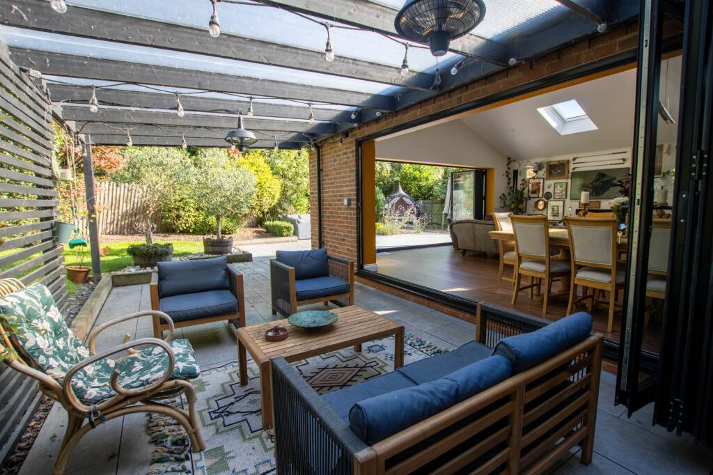 Side terrace