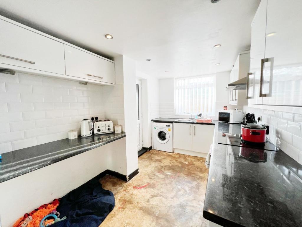 Kitchen pic 1.jpg