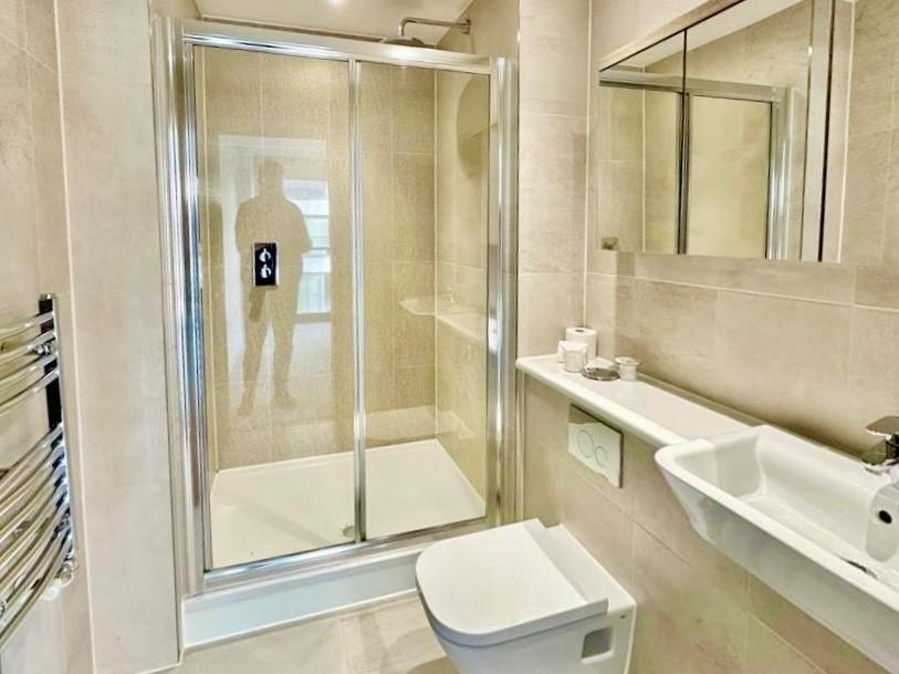 EN-SUITE SHOWER ROOM