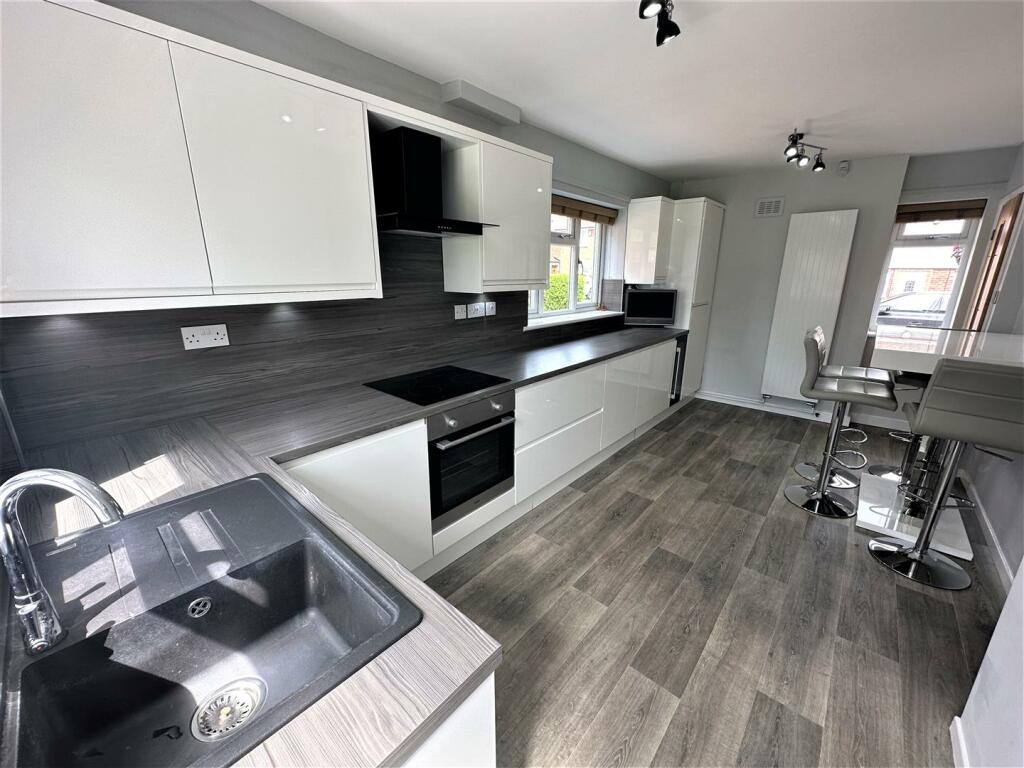 kitchen 2.jpg