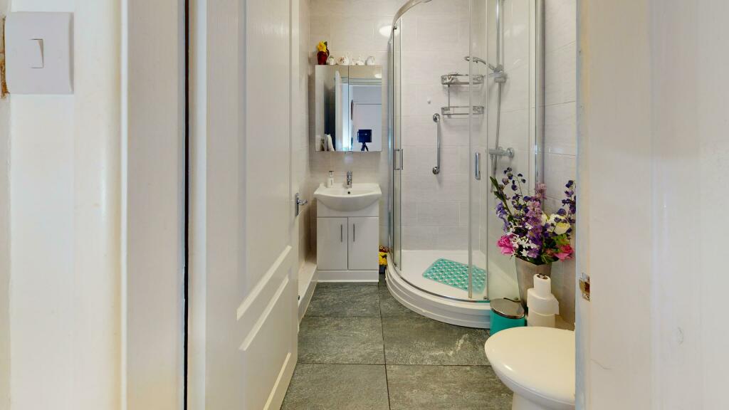2-Brentwood-Court-North-Parade-Bathroom