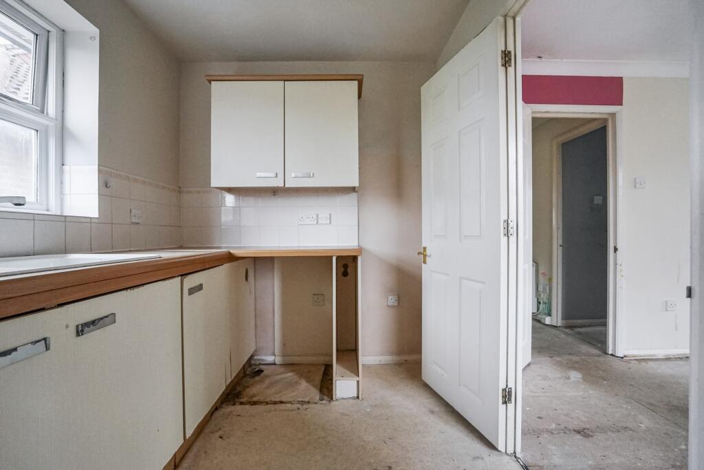 84 Staffords Place, Horley, Surrey RH6 9GY