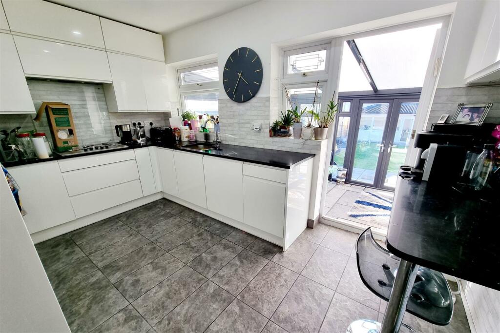 WELL FITTED KITCHEN/DINER: