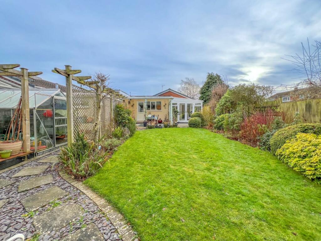Hill Farm Avenue - Image-10.jpg