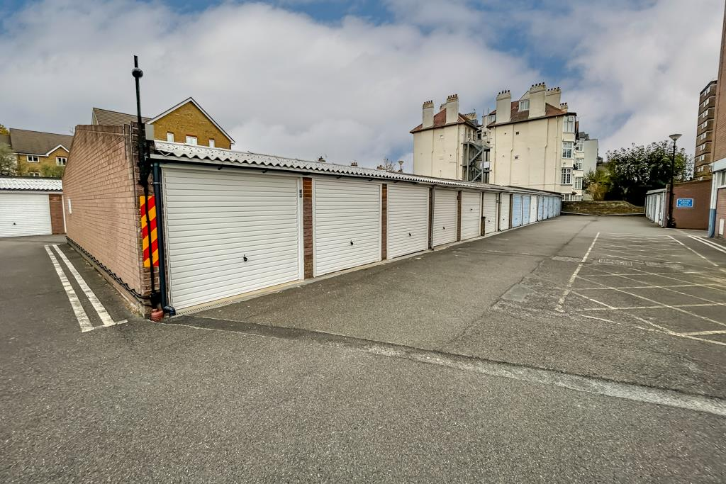 Garage in Block