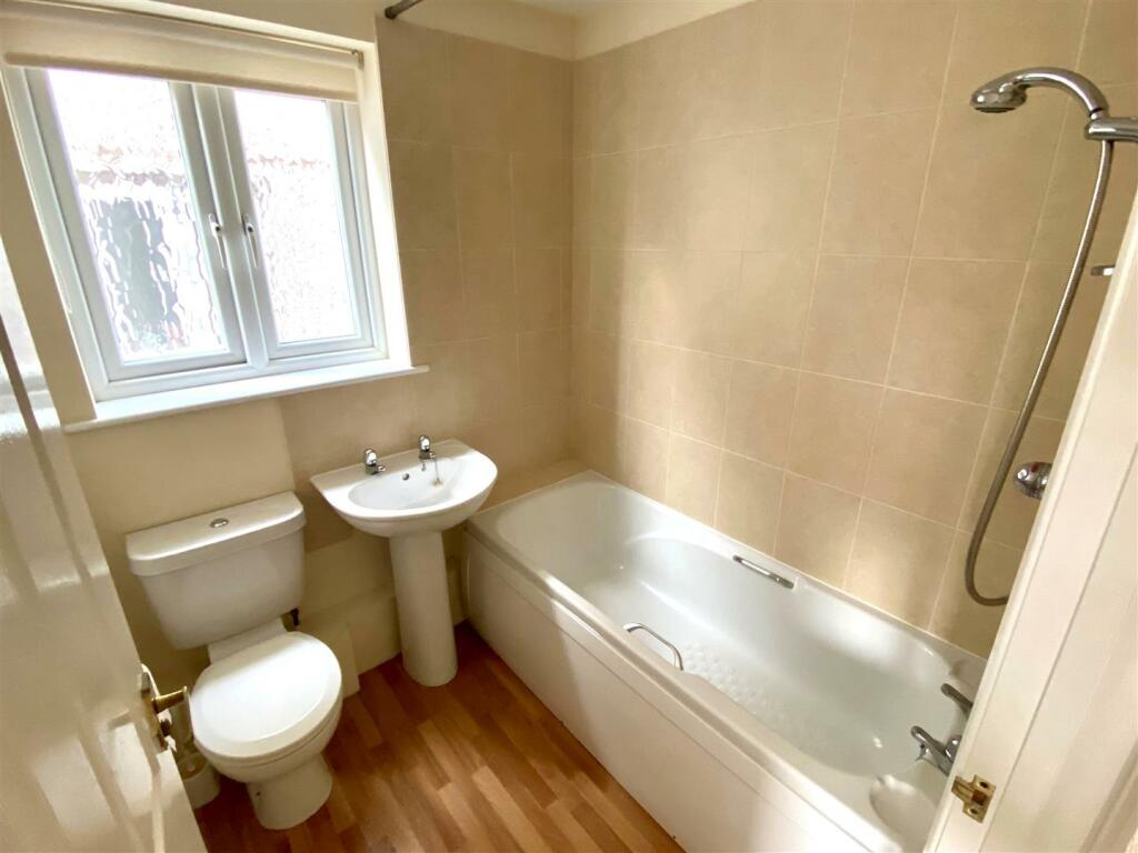 15 Dale Close Bathroom