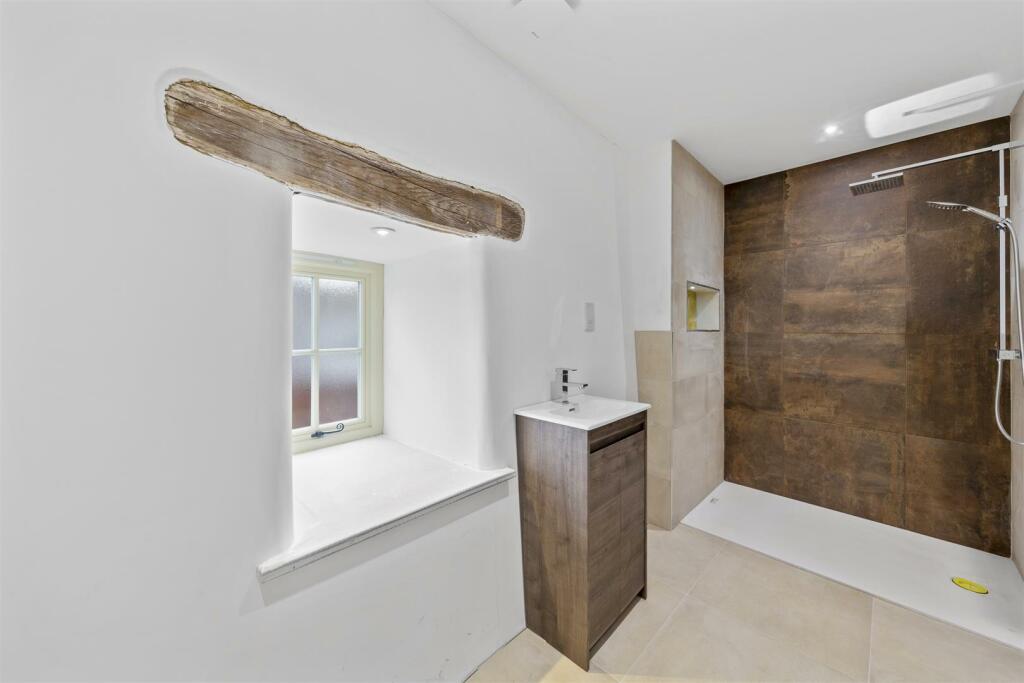 En-Suite 2.jpg