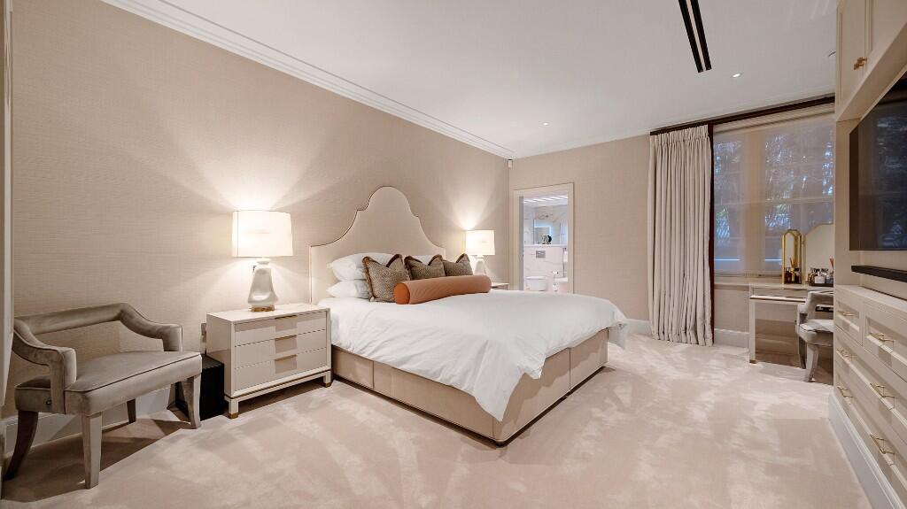 Principal bedroom