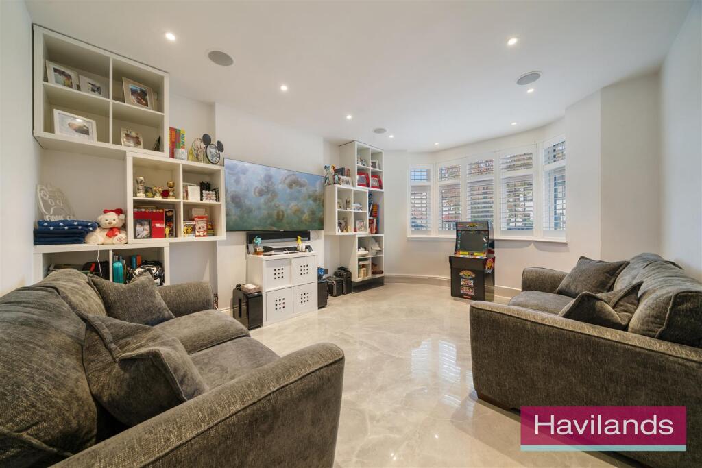 Broadfields Avenue-10.jpg