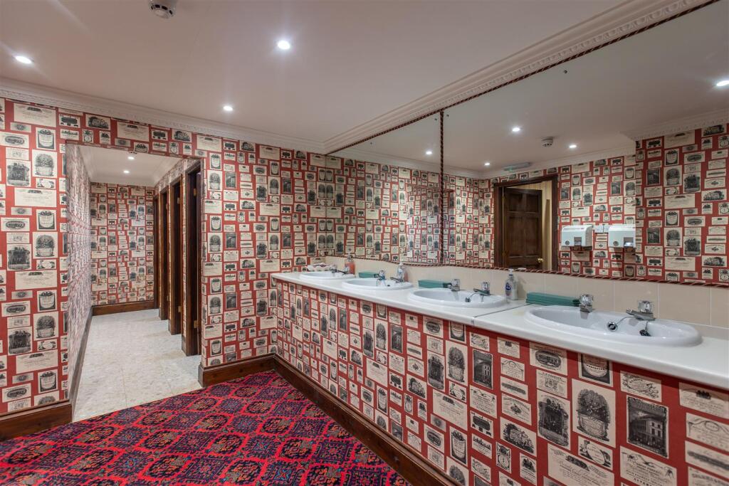 Highcliffe Manor WC.jpg