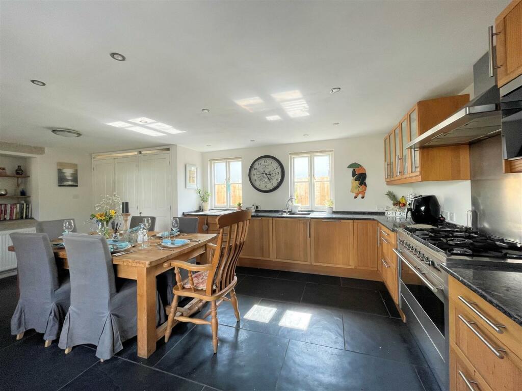 Kitchen 2.jpg