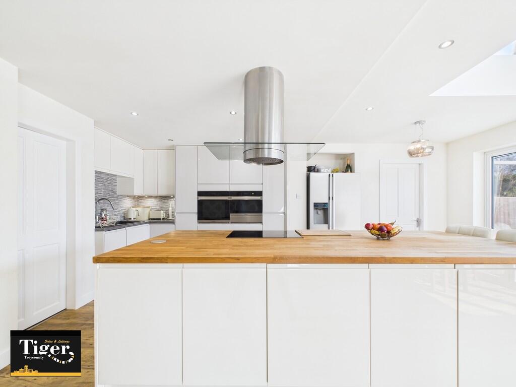 CAM02176G0-PR0523...