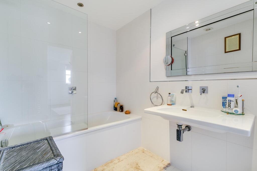 Master Bedroom En-Suite