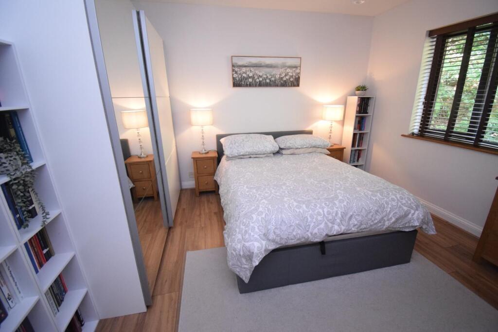 Bedroom 1 (2).JPG