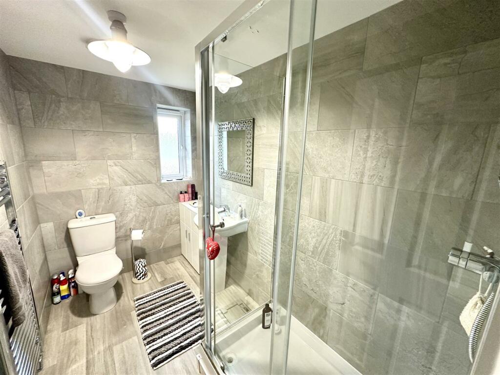 EN-SUITE SHOWER ROOM