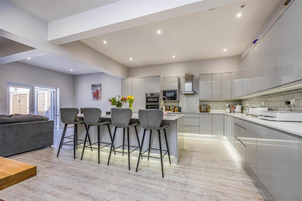 213 Laburnum Grove, Copnor-Small-PorticoMarketing-