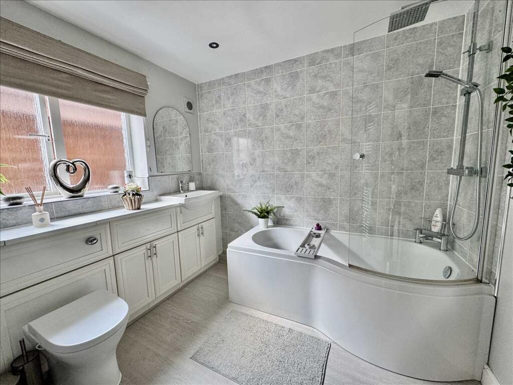 FAMILY BATHROOM
