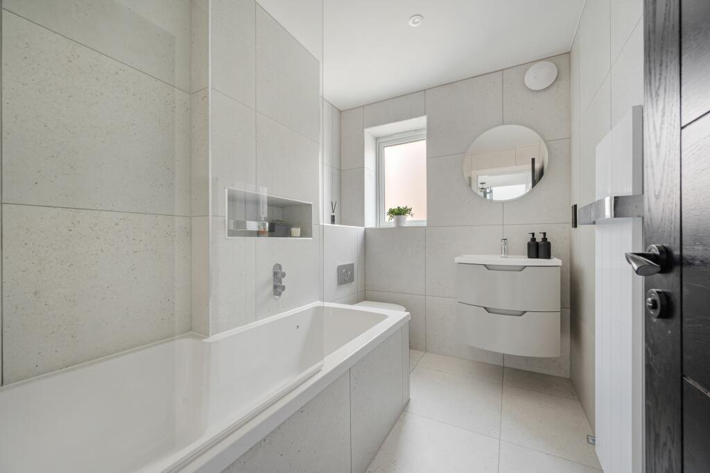 Main Bathroom 