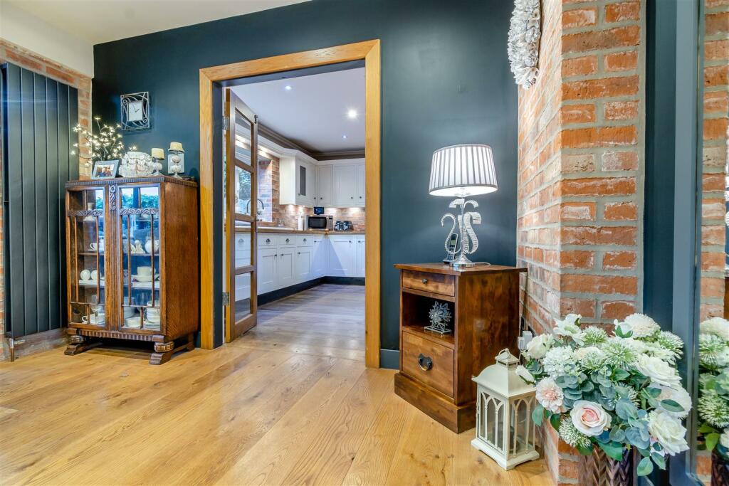 8627183-interior18.jpg