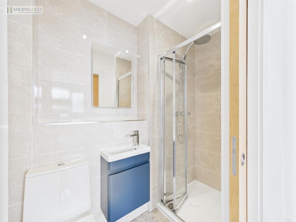 Bedroom 2 en-suite.jpg