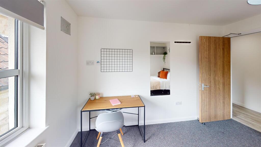 Flat-3-8-Piccadilly-Place-Bedroom-1 2.jpg