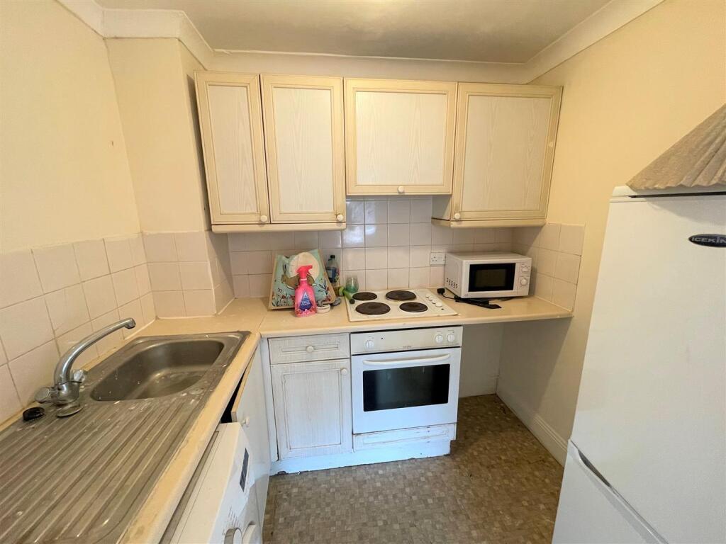 Roxan Kitchen 3.jpg