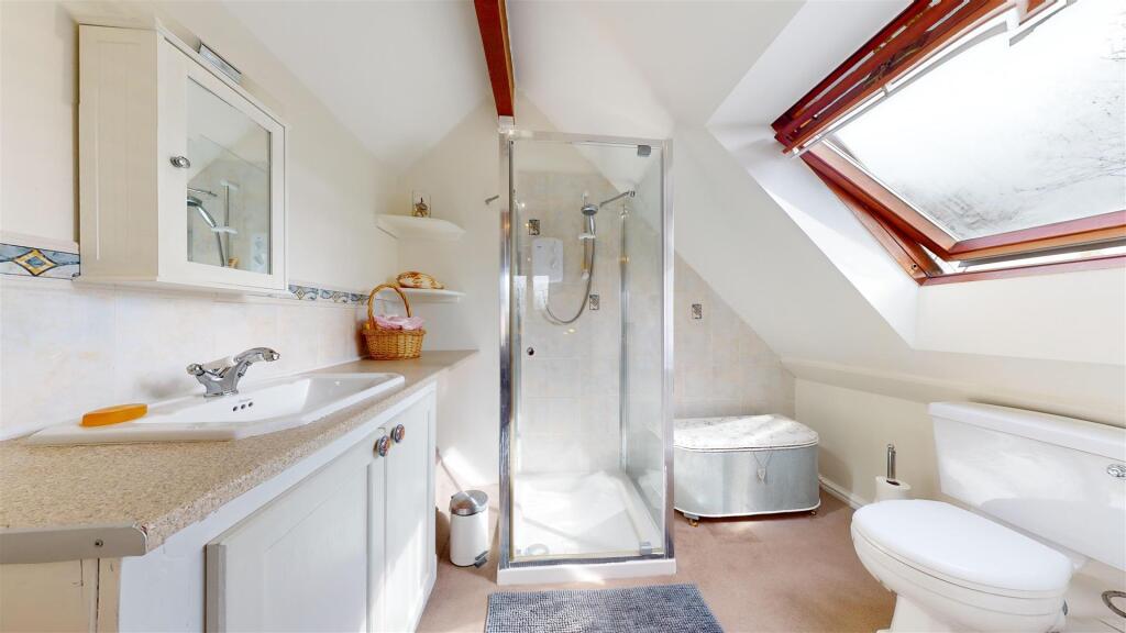 EN-SUITE BATHROOM