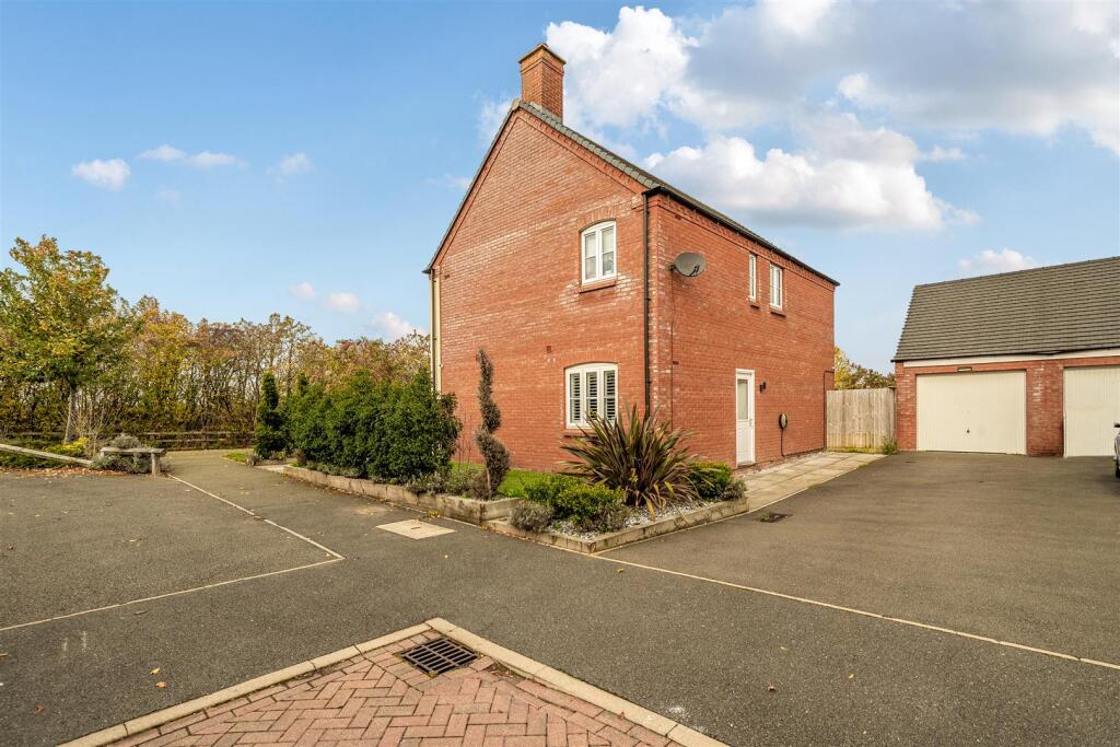 18 Ratcliffe Close, Old Stratford (24).jpg
