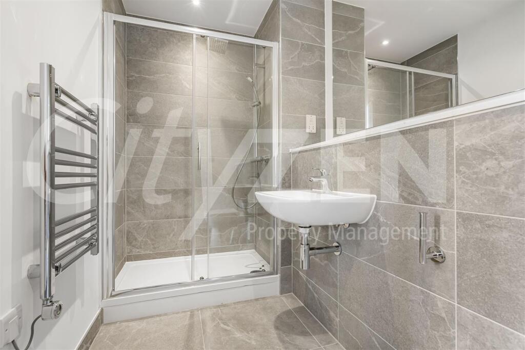 EN SUITE SHOWER ROOM
