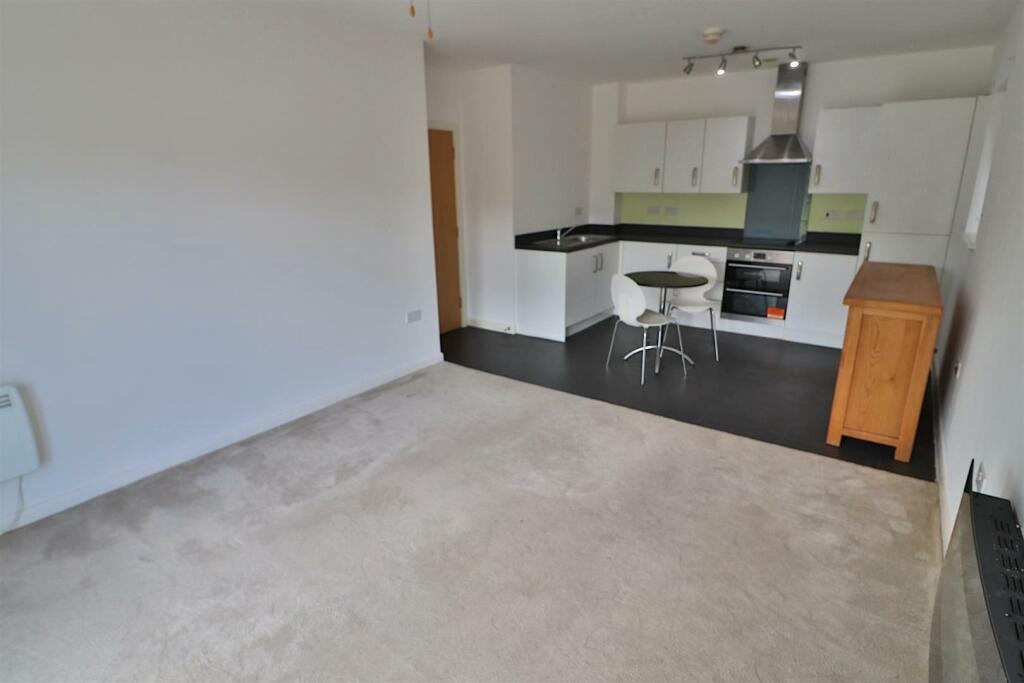 OPEN PLAN LIVING KITCHEN AREA