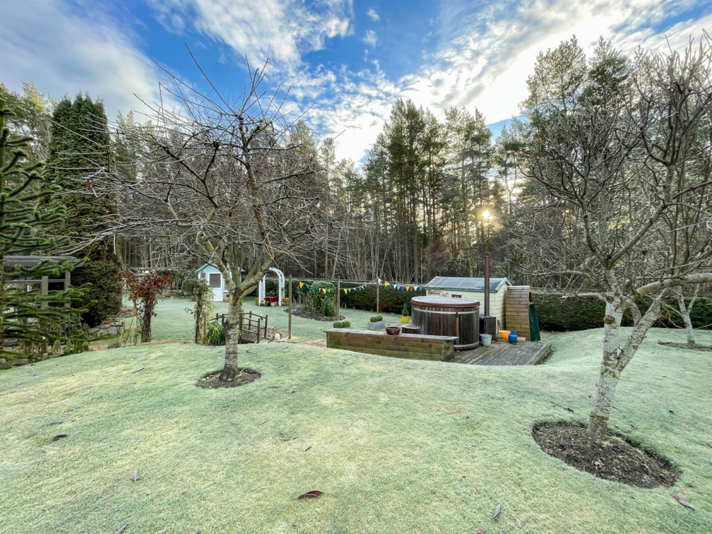 Rear Garden &amp; Hot Tub