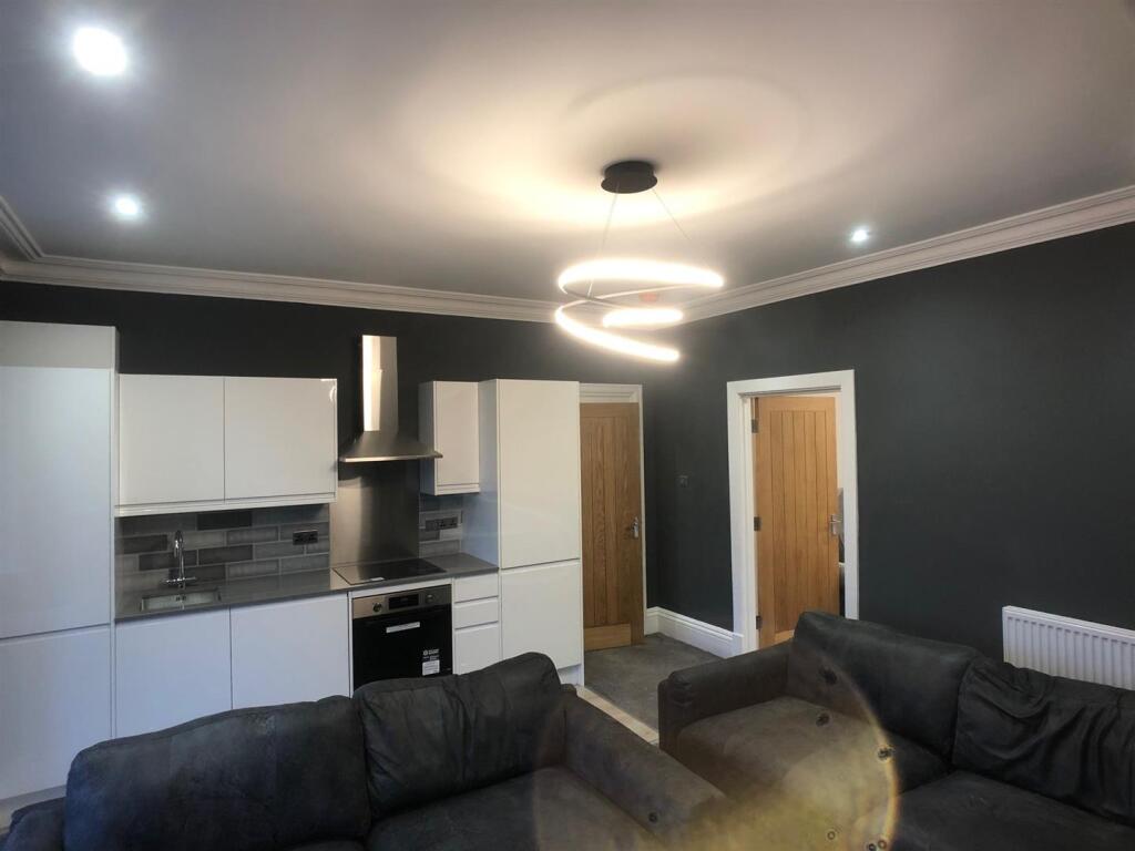 Lounge kitchen pic 2.jpg