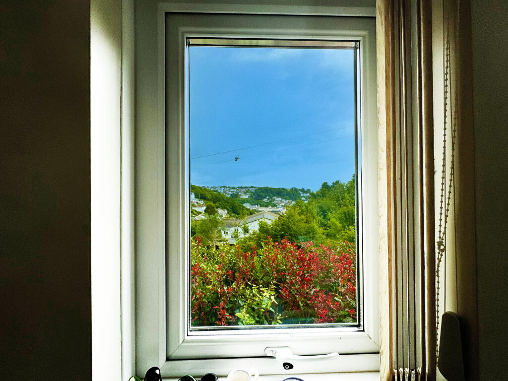 24_bed 1 window view