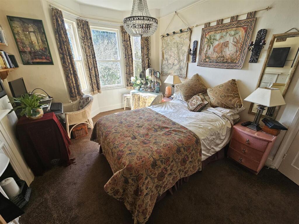 Bedroom 1 (2).jpg