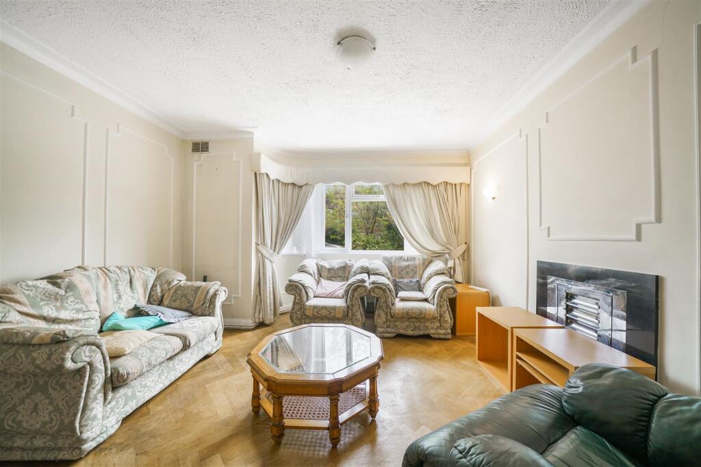 3 Mayfields - A3ArYOh4snuezHIObfys.jpg